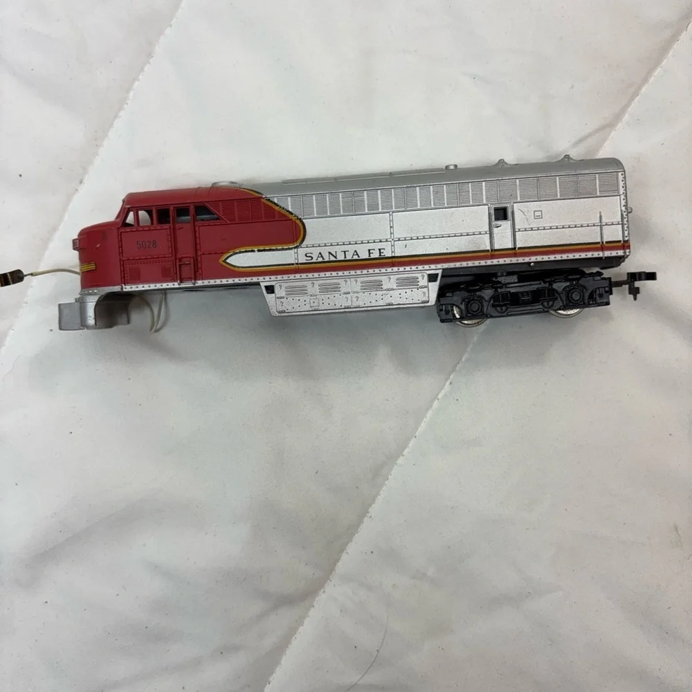 AHM Ho Scale Santa Fe Diesel Locomotive No. 5028 For Train Set Layout ￼